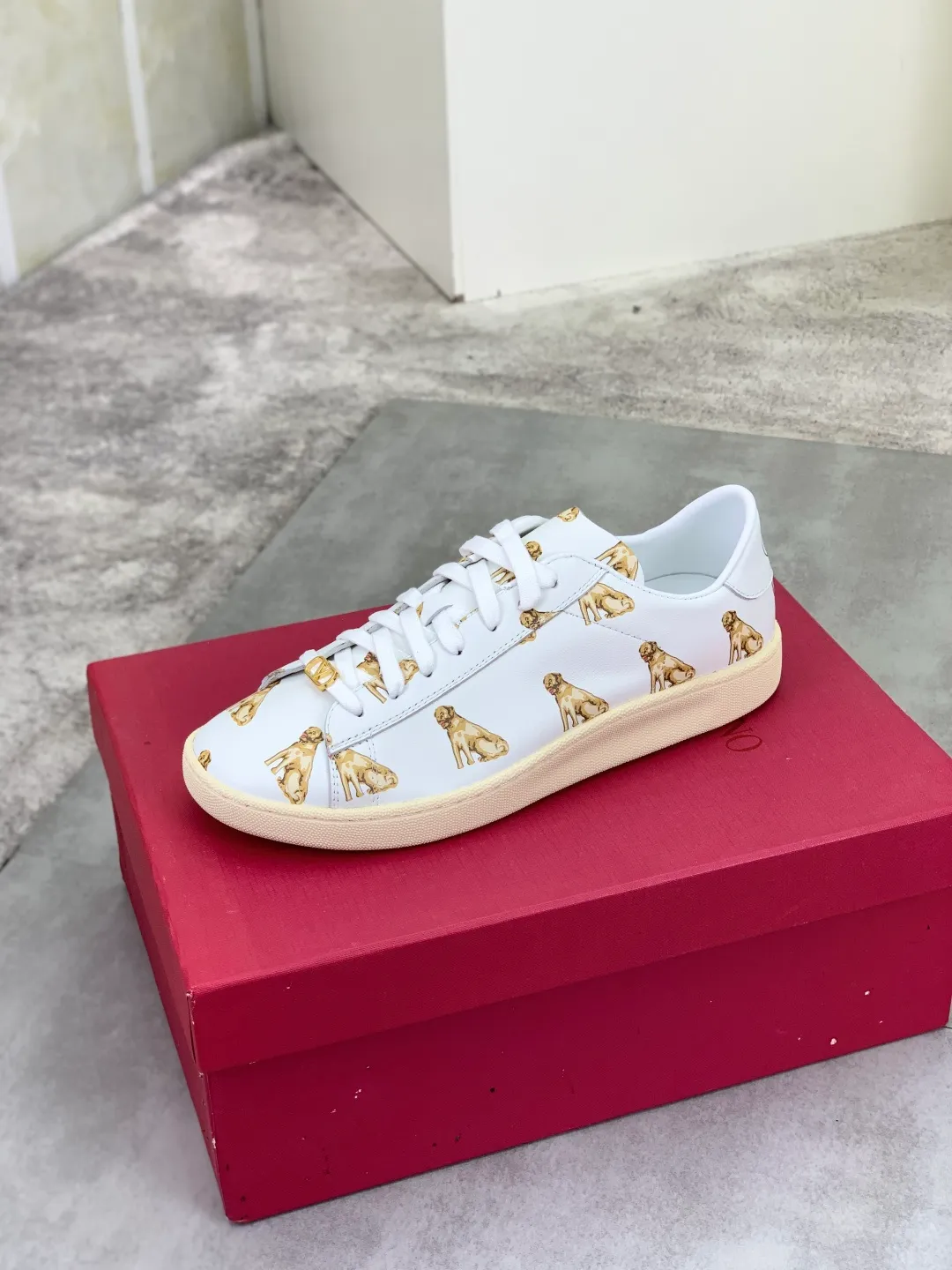 Men's men's shoes 💰P520 New style 💰 Top version Valentino Valentino 25/ Royco series Cherry 🍒Couple style Casual sneakers White shoes Original purchase and development Production Classic and timeless low-top sneakers outline a lazy silhouette, supplemented by low-key and restrained brand details, evolved into a must-have item in the wardrobe, comfortable and versatile!  ✔️Fabric: Original customized first-layer cowhide ✔️Inner lining: Imported breathable sheep lining ✔️Sole: Original molded anti-slip rubber material ✔️Size: 38-45
